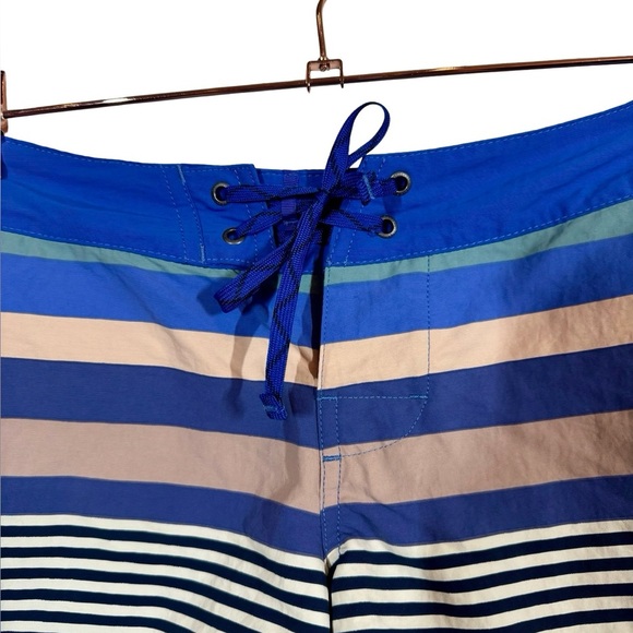 Patagonia Women's Wavefarer Boardshorts - 5" in Fitz Stripe Small: Float Blue - Picture 4 of 9